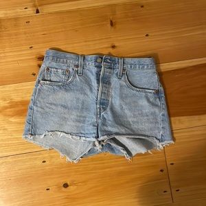 Ladies Levis cutoff short size 27